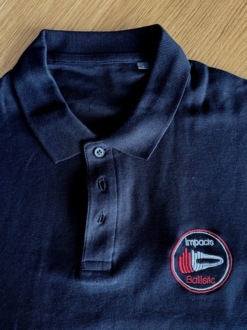 Polo noir piqué unisexe coupe droite – Image 3